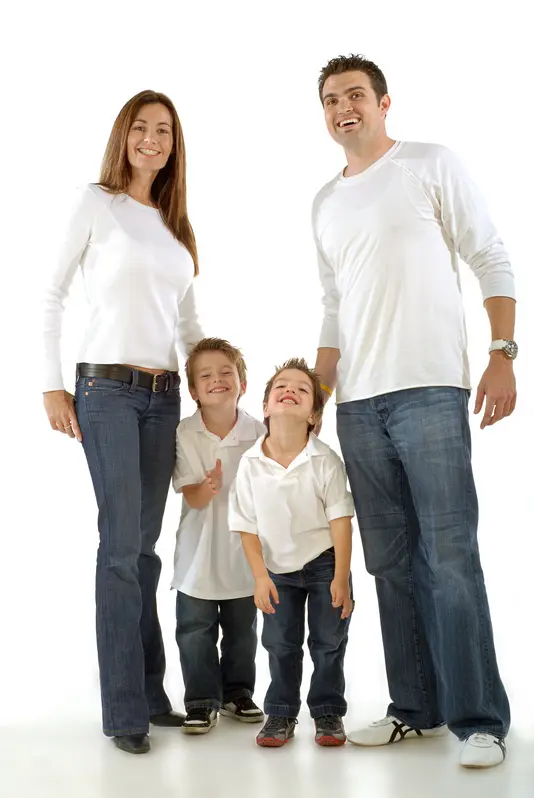 Fotolia_5517926_Subscription_L Mutter und Vater mit zwei Kindern